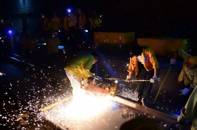 200多人坐動(dòng)車(chē)進(jìn)入海底隧道！干一件大事！