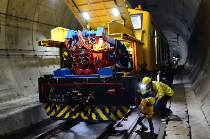 200多人坐動(dòng)車(chē)進(jìn)入海底隧道！干一件大事！