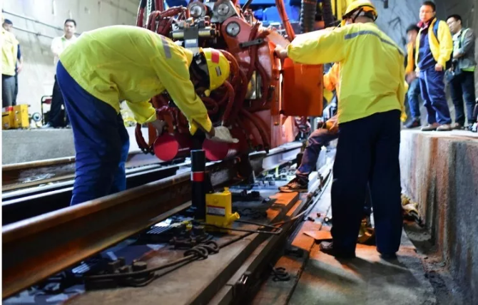 200多人坐動(dòng)車(chē)進(jìn)入海底隧道！干一件大事！