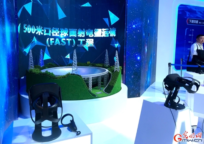 逛逛進博會丨國產(chǎn)大飛機、載人潛水器……來中國館體驗“上天入?！薄霸粕仙睢?/></p><p style=