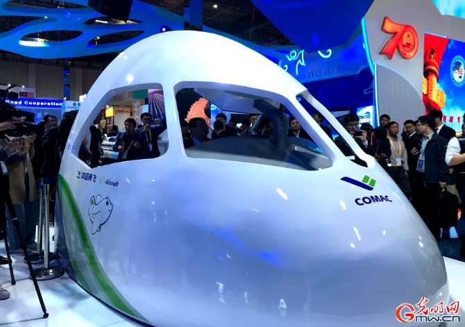 逛逛進博會丨國產(chǎn)大飛機、載人潛水器……來中國館體驗“上天入海”“云上生活”