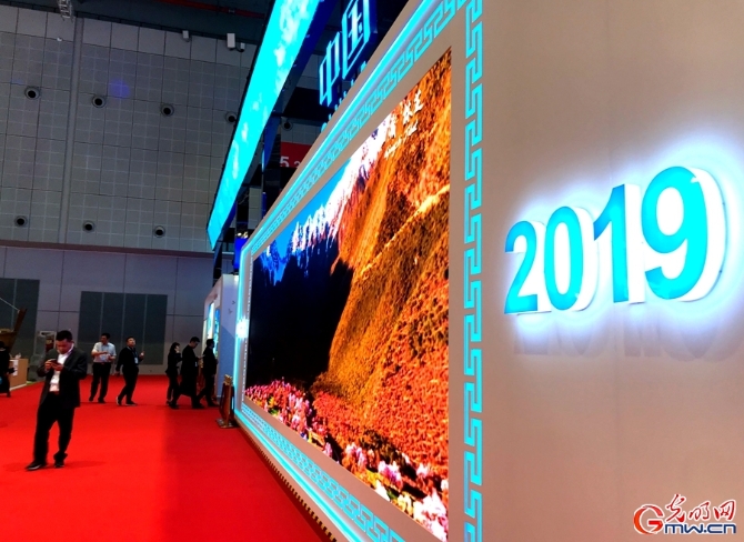 逛逛進博會丨國產(chǎn)大飛機、載人潛水器……來中國館體驗“上天入海”“云上生活”