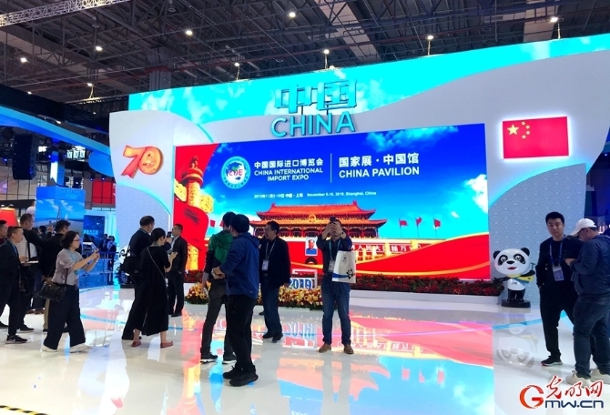 逛逛進博會丨國產(chǎn)大飛機、載人潛水器……來中國館體驗“上天入海”“云上生活”