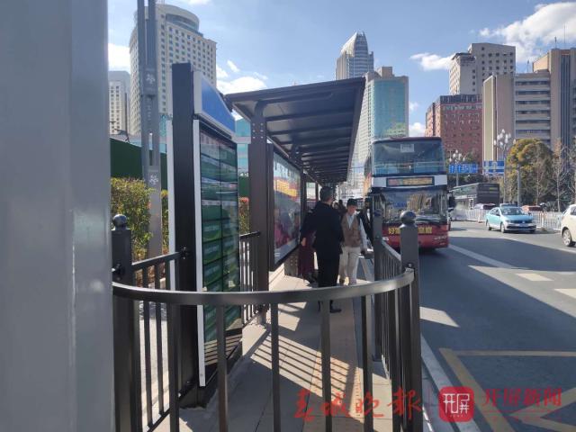 公交車站設“護欄”