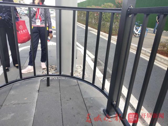 公交車站設“護欄”