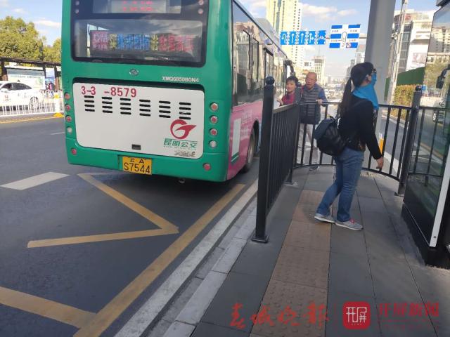 公交車站設“護欄”