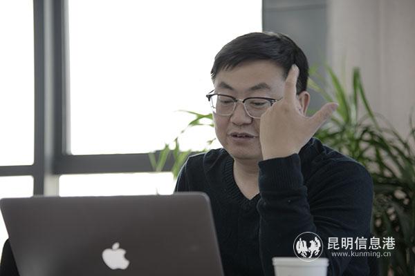 陸歌皓做區(qū)塊鏈相關(guān)知識(shí)專題輔導(dǎo)。記者朱帥攝