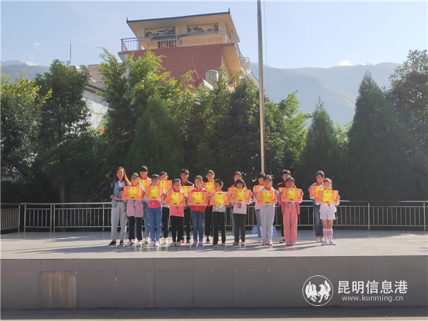 圖五 先進表彰會上獲獎的同學(xué)們