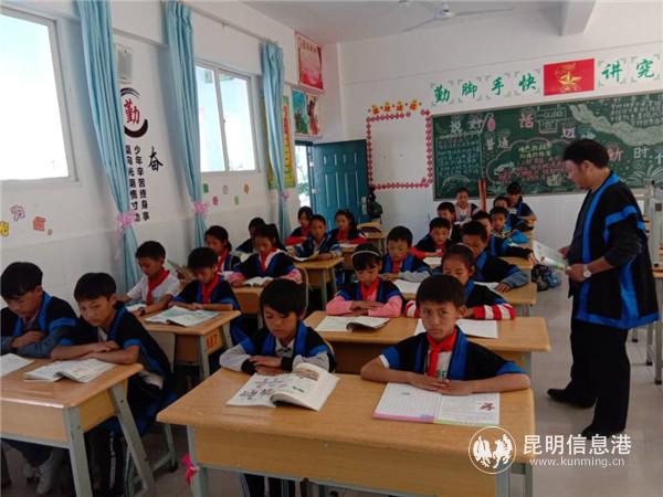 圖八 學(xué)校雙語教學(xué)課堂