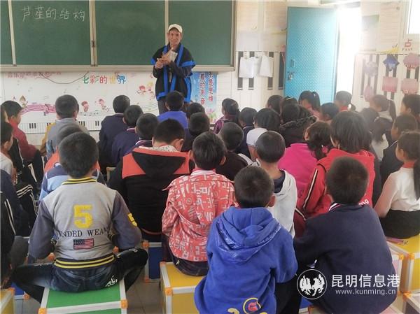 圖九 學(xué)校邀請社會少數(shù)名族專業(yè)人員進行樂器教學(xué)