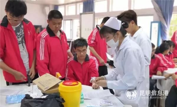 為學校新生入學體檢。供圖