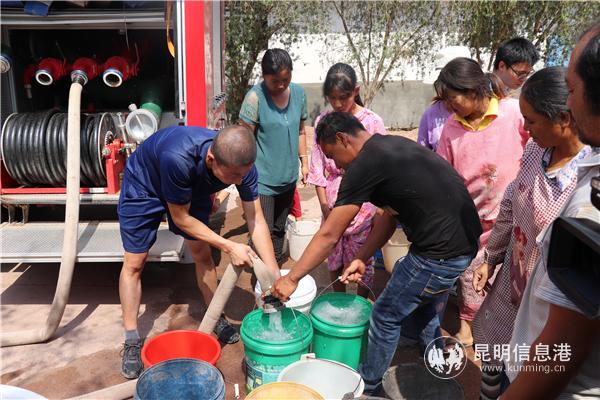 抗旱送水。供圖