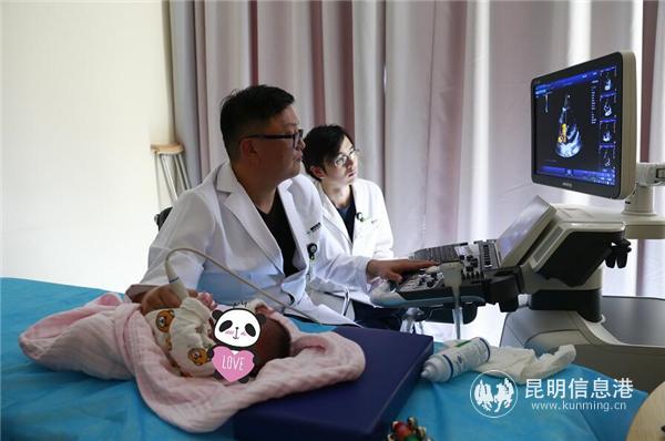 鄭仁成博士正在為寶寶檢查 博亞醫(yī)院供圖。