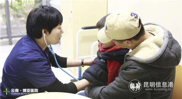 張平醫(yī)生正在為寶寶做細致檢查 博亞醫(yī)院供圖。