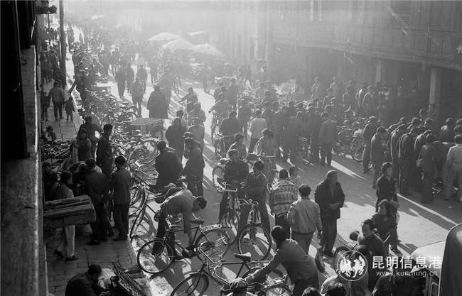 《昆明大觀街1980》 于堅(jiān) 《昆明大觀街1980》 于堅(jiān)
