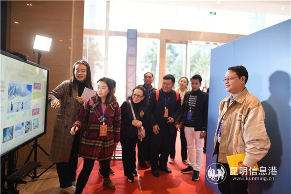 吳覺泰興致高昂地參與“我與云南合個影”Ai人像合成游戲互動