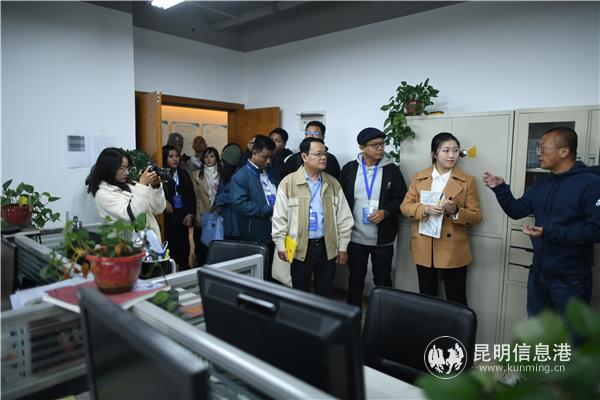 緬甸記者研修班學(xué)員參觀昆明信息港。記者朱帥攝