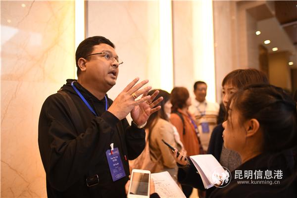 研修班學(xué)員接受昆港記者采訪。記者朱帥攝