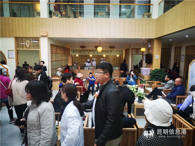 前來參加義診活動(dòng)的市民絡(luò)繹不絕