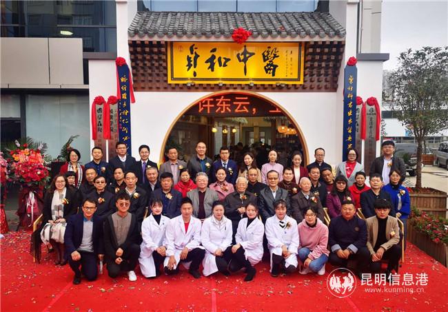 專家學(xué)者和嘉賓合影