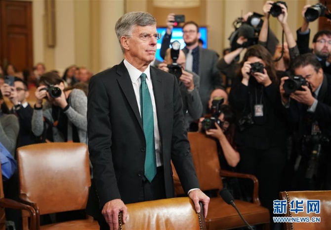 (國(guó)際)(3)特朗普彈劾調(diào)查進(jìn)入公開(kāi)聽(tīng)證階段