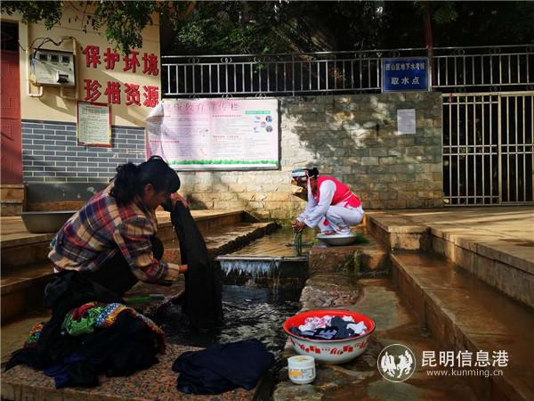 村民在自然泉水中洗菜洗衣 村民在自然泉水中洗菜洗衣
