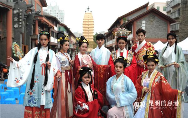 各朝代漢服在金碧社區(qū)齊聚。昆明日報供圖