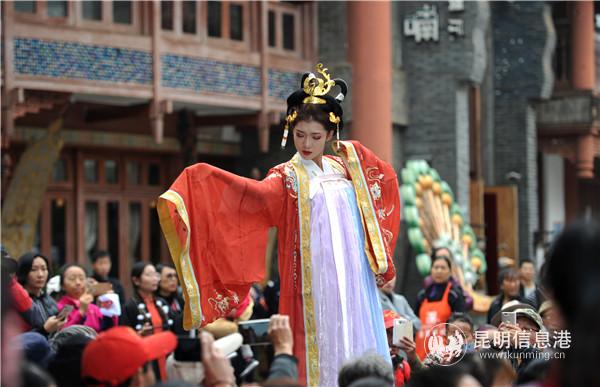 演員身著漢服進(jìn)行表演。昆明日報供圖