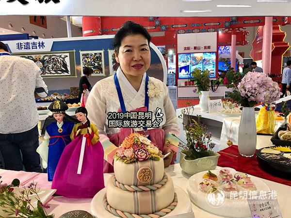 5 參展商表示，想以旅交會(huì)為平臺宣傳吉林，吸引更多的人們?nèi)ゼ致糜?，品嘗米糕。記者譚石艷 攝