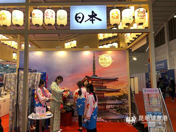 6 日本展位前，很多女生換上淡雅大方的和服在風(fēng)景板前拍照。記者蘇雯芊 攝