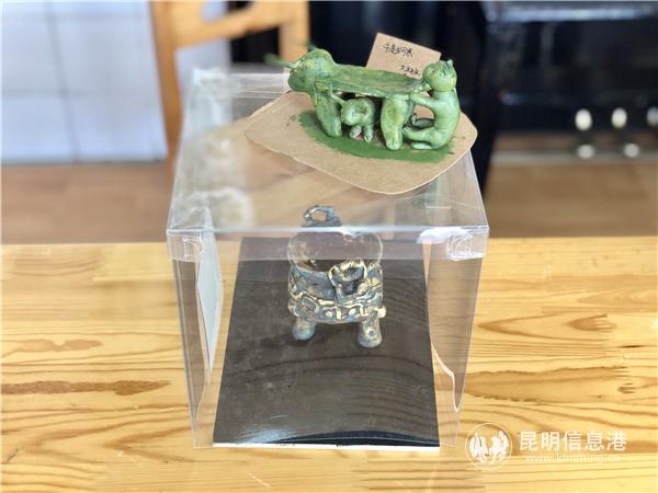 教室的裝飾都是孩子和老師們合力完成的手工制品，充滿童趣，寓教于樂。記者上官艷君攝2