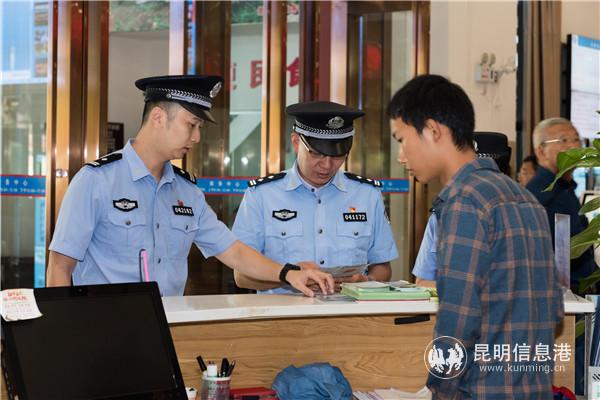 民警深入人員密集場(chǎng)所發(fā)放宣傳資料