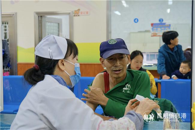 醫(yī)生為老人說明疫苗接種注意事項(xiàng) 醫(yī)生為老人說明疫苗接種注意事項(xiàng)