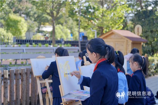繪畫課上 同學(xué)們在畫校園風(fēng)景 繪畫課上 同學(xué)們在畫校園風(fēng)景