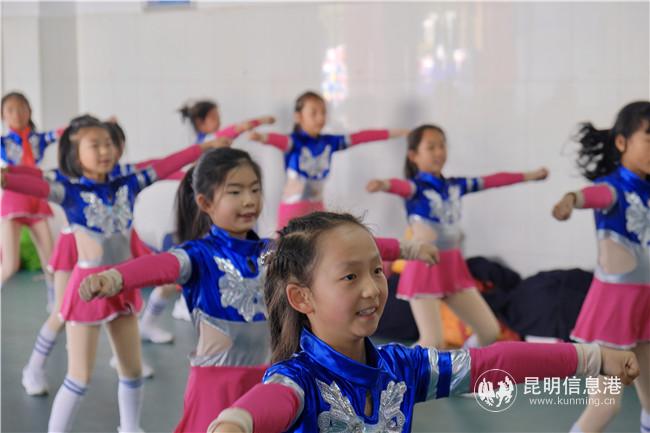 同學(xué)們愉快的跳啦啦操 同學(xué)們愉快的跳啦啦操