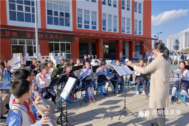 中華小學(xué)樂團正在演奏 中華小學(xué)樂團正在演奏