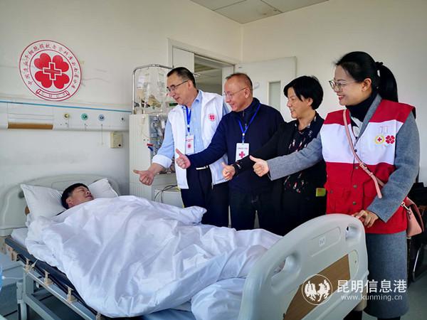 云南省造血干細胞捐獻者資料庫管理中心領(lǐng)導(dǎo)為許先生點贊 云南省造血干細胞捐獻者資料庫管理中心領(lǐng)導(dǎo)為許先生點贊