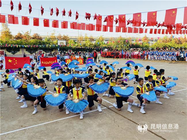 圖二 二年級(jí)同學(xué)帶來的扇子舞。記者莊園_攝