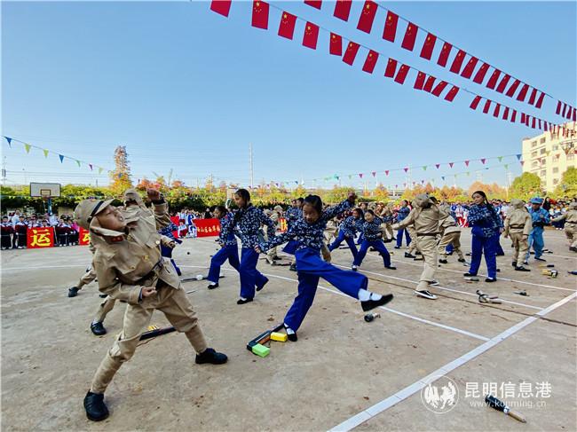 圖三 四年級(jí)同學(xué)的入場(chǎng)式表演。記者莊園_攝
