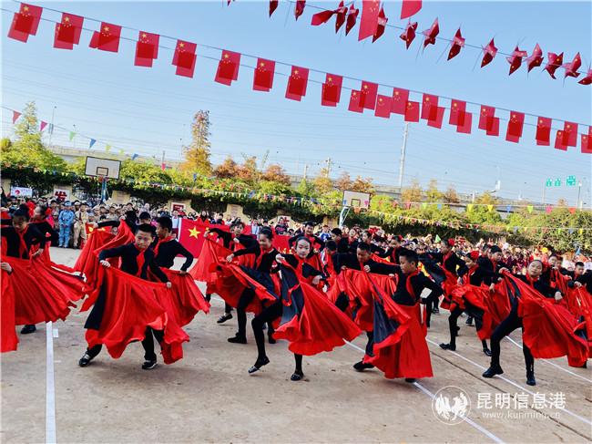 圖四 五年級(jí)同學(xué)帶來的精彩舞蹈。記者莊園_攝