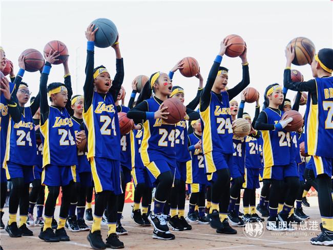 圖五 六年級(jí)同學(xué)帶來活力籃球操。記者莊園_攝