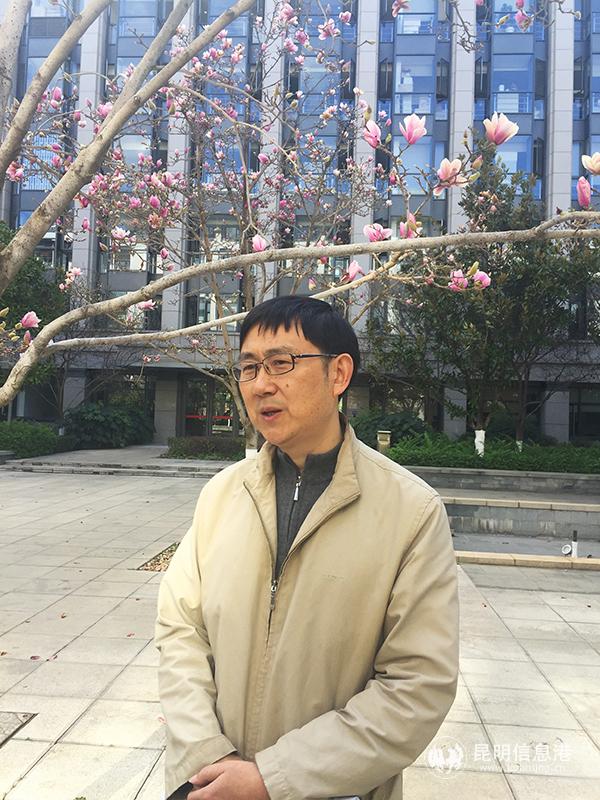 昆明市大數(shù)據(jù)數(shù)字經(jīng)濟(jì)發(fā)展處處長(zhǎng)張濤接受采訪。記者孫紅亮攝 (1)