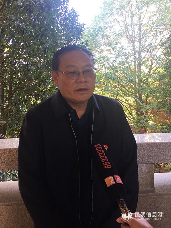 昆明市城市管理局局長(zhǎng)陳劍平接受采訪。記者孫紅亮攝