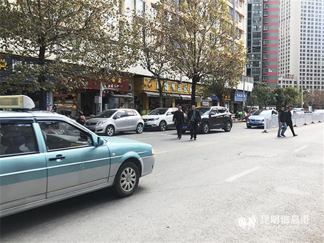 行人從車流中穿過(guò) 行人從車流中穿過(guò)