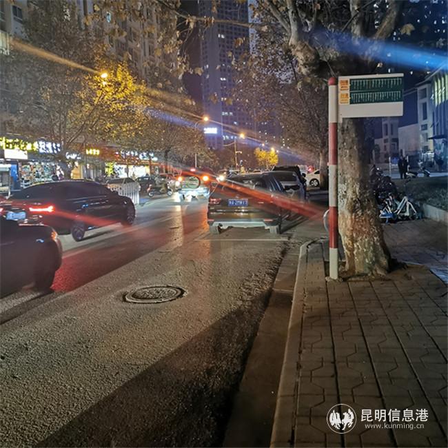 停車位距離公交站過(guò)近 網(wǎng)友供圖 停車位距離公交站過(guò)近 網(wǎng)友供圖