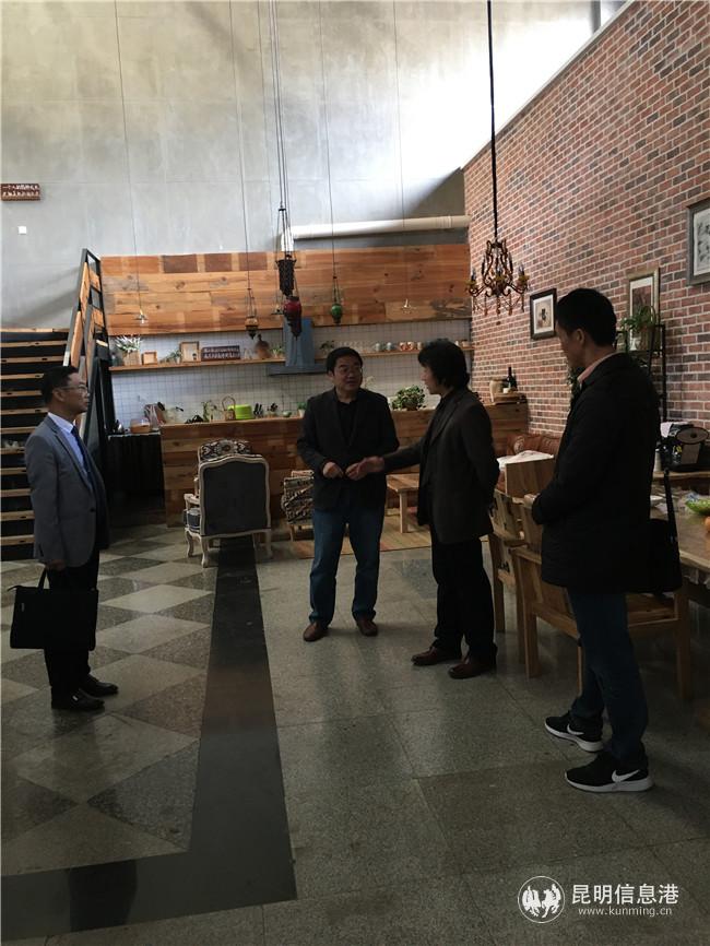 調(diào)研組走訪園區(qū)入駐企業(yè)2