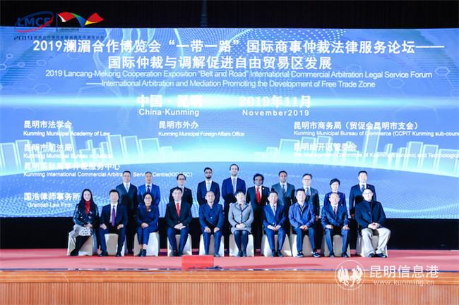 嘉賓合影 組委會供圖 嘉賓合影 組委會供圖