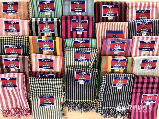 圖四：柬埔寨手工圍巾 記者蘇雯芊攝