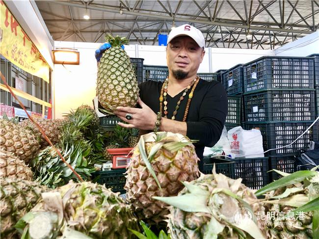 圖一：臺(tái)灣參展商任先生展示手撕鳳梨 記者蘇雯芊攝