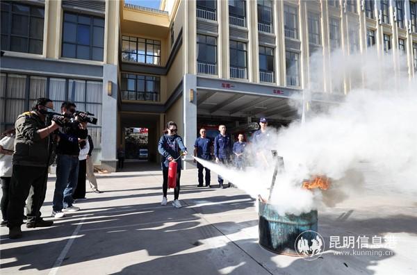 滅火器使用演示。昆明日報 記者李海曦攝